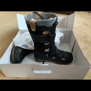 100% waterproof and stylish Moon Boots!